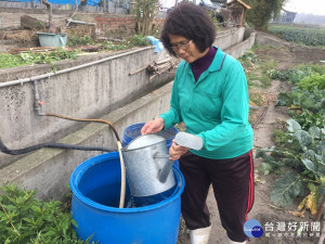 台中市府環保局輔導畜牧沼渣沼液入田施肥，不要排入河川中，減少水源受到汙染。