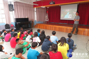 南投林區管理處人員25日到南投縣信義鄉豐丘國小進行「校園愛林護林保林」宣導。