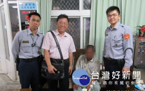 北港警方發揮同理心為民服務，協助精障民眾平安返回收容中心。（記者陳昭宗拍攝）