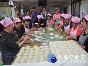 大安區西安社區十五位愛心媽媽志工，做手工饅頭照顧弱勢團體，因

饅頭品質優異而打出知名度，訂單如雪而來。（記者陳榮昌攝）