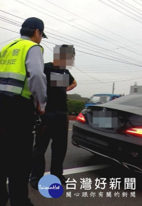 男子酒後駕車因不勝酒力，將車停於縣道上呼呼大睡，遭警方查獲移送。（記者陳昭宗翻攝）