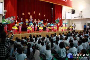 平和國小社團聯合公演，舞蹈社表演蝶舞紛飛。（記者扶小萍攝）