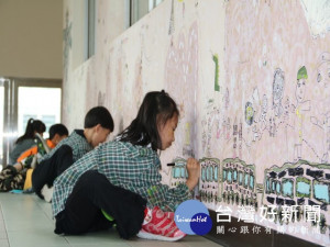 弘光技大附設幼兒園大班學童用奇異筆畫上自己喜歡的圖樣點綴校園

美化。（記者陳榮昌攝）