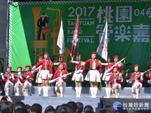 忠信學校山前女子槍隊的精彩演出，為「2017桃園管樂嘉年華」揭開序幕。