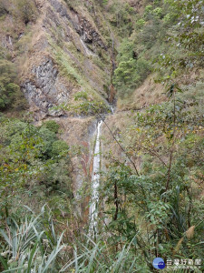 八通關步道上的雲龍瀑布。〈圖片玉管處提供〉