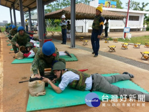 治平高中教官帶領1630餘位高二學生，，實施「全民國防教育－105學年度學生實彈射擊體驗活動」。