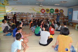 台南市兒童文學月系列主題活動之一文學小論壇在西港區圖書館開講，作家林佑儒老師和學童對談分享創作樂趣，對談中學童舉手踴躍提出問題。(圖/記者黃芳祿攝)