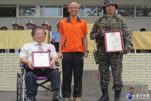 新榮高中校慶，校長劉昌蒲頒「典範校友」匾額給邱仁武、蔡茵嵐兩位傑出校友。