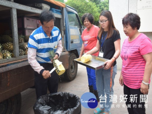 嘉義農民傅金輝，削百斤鳳梨供鎮瀾兒童家園全體人員品嚐，表達對

家園所付出的愛心敬意。（記者陳榮昌攝）
 
