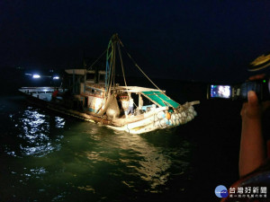 雙拖漁船違規拖網作業大量小魚被捕撈至船上，嚴重破壞海洋生態