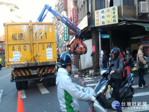 環保局出動大型機具清除福德街口人行道雜物，恢復市容整潔。(圖／市場處提供)