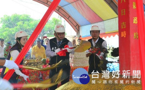 口湖烏麻園中排(A2)抽水站舉辦動土典禮，縣長李進勇、縣議員蔡孟真、口湖鄉長林哲凌等祈求工程順利，改善居民生活品質。（記者陳昭宗拍攝）