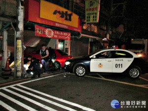 吸毒犯遇警攔查心虛不停   撞警車後自撞早餐店被逮