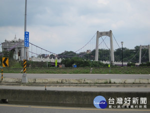 石片水庫下游大漢溪流域的大溪橋下，是十大危險水域，民眾戲水需注意，以維安全。（記者陳寶印攝）