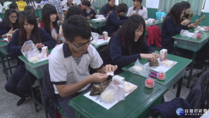 清傳「包高中」祈福　祝考生金榜題名邁向成功