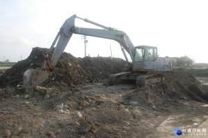 台南七股龍山區興建中的黃昭堂紀念公園，里民發現填土過程中夾帶事業廢棄物，經了解是水利局提供土方，里民以影響健康為由要求即日起停工。(圖/記者黃芳祿攝) 