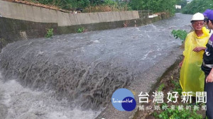 5日下午2時多，傳出桃園市大溪月眉橋的溪水暴漲，疑似沖走2男1女共3名工人，3名工人隨後平安獲救無大礙。（圖／翻攝網路）