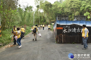 明潭發電廠2017年二坪山水沙蓮古道淨山活動，台電志工踴躍參與。〈記者吳素珍攝〉