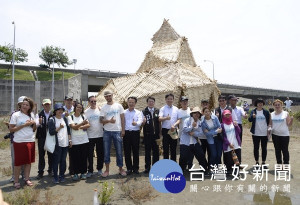 成龍溼地國際環境藝術節開幕，副縣長丁彥哲等邀請鄉親到口湖成龍溼地和藝術家們互動，關切環境議題。（記者陳昭宗拍攝）