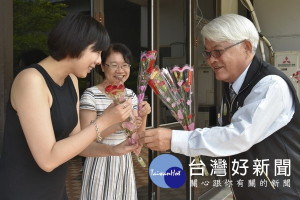 李進勇走訪縣府各局處，將康乃馨分送給女性員工及洽公的女性民眾，祝母親節快樂。（記者陳昭宗拍攝）