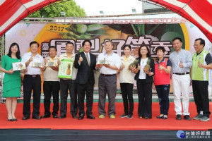 進入第六年的臺南鳳梨好筍季開幕，由市長賴清德主持，民眾熱情參與，非常熱鬧。(圖/台南市政府提供)