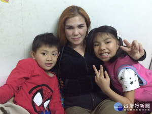來自菲律賓現年40歲的丁玥珂，常在新移民朋友困難時施出援手。