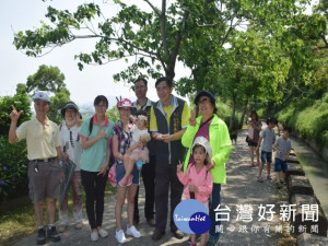  外埔區七日舉辦2017客家桐花祭，水流東圳旁種植二公里的油桐花

部份盛開，吸引遊客舉家觀賞，玩五月雪，並拍照留念，有吃有看又

有玩，幽靜的山區顯得熱鬧滾滾。（記者陳榮昌攝）