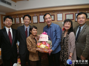 市長朱立倫前往三重區正義北路，親邀87歲的張常美女士參加13日的模範母親表揚活動。（圖／記者黃村杉攝）