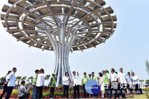 蔡總統參觀全國首創太陽能生命樹，能提供手機即時充電功能。