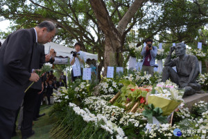 日籍工程師、烏水頭水庫之父八田與一追思會在台南烏山頭水庫園區內舉行，與會追思者獻上白色菊花，表達無限追思和懷念。(圖/記者黃芳祿攝) 