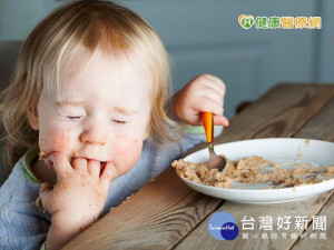 讓孩子專心吃飯　從拿湯匙吃副食品開始