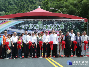 市長朱立倫出席烏來彩虹橋通車典禮，隨後與林全院長前往視察烏來台車復建工程。（圖／記者黃村杉攝）