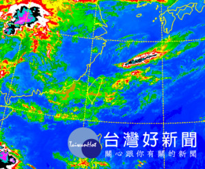 紅外線衛星雲圖顯示，台灣上空有很多中、高層雲，太陽光仍可穿透，含水量很少。（圖／翻攝自「洩天機教室」）