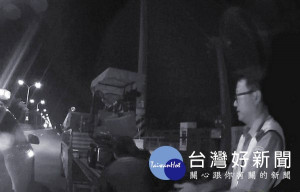 駕駛貨車的善心男子幫忙搬運電動代步車，還協助攙扶婦人上下車，警方十分感謝其協助。（記者陳昭宗拍攝）