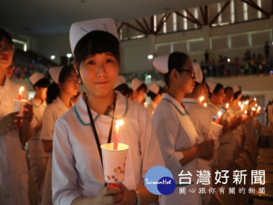 弘光科技大學於國際護師節日舉辦加冠典禮，今年總共有289位學生

接受加冠，代表臨床實習階段學生的成年禮。（記者陳榮昌攝）