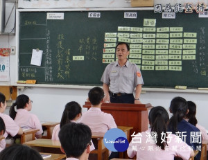 北港分局副分局長吳柏源前往高中校園，分享最新詐騙手法，加深師生認知及如何拒絕詐騙，避免學子陷入危害。（記者陳昭宗拍攝）