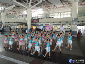 高鐵嘉義站快閃表演，雙溪幼兒園及崇文國小舞蹈班提前傳遞母親節溫馨