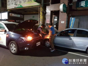 熱心員警深夜搶救拋錨車