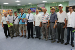 台南學甲子弟文化部常務次長李連權(左五)，回鄉參拜學甲慈濟宮參拜保生大帝，鄉親和廟方大老迎請。(圖/記者黃芳祿攝)