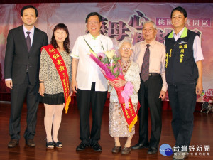 桃園區模範母親表揚  99歲模範母親謝邱阿束獲獎