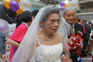 結婚60年以上的66對阿公阿嬤集體辦鑽石婚禮，稱得上是千歲級婚禮。(圖/記者黃芳祿攝)