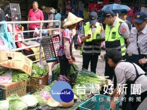 三峽公有市場周邊集合攤販違規占道，將依道路交通管理處罰條例告發取締。（圖／記者黃村杉攝）