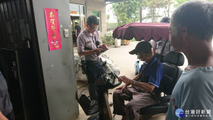 95歲!迷途老翁電動車沒電卡路中，熱心警民急救援護送返家