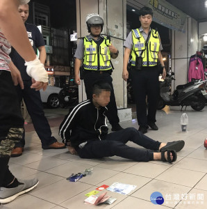 中壢警方在中壢區中央西路上之銀行ATM前逮捕車手謝姓現行犯(男、86年次)。