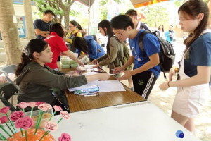 傳達「馨」意，長榮大學校園擺攤活動，同學踴躍索取現場做御守送親友。