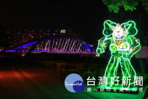 神似電影變形金剛中大黃蜂─鐵馬金鋼移動駐守至陽光運動園。（圖／記者黃村杉攝）