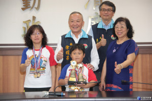 海口國小二年級學生陳威中參加競技疊杯錦標賽打破世界紀錄。（記者許素蘭／攝）