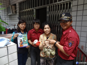 圖:圳頂消防分隊小隊長陳彥志及隊員等至長者住戶安裝偵煙式住宅火災警報器，同時致贈粽子提前祝他們端午節快樂。(記者陳寶印攝)