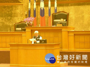 雲林縣長李進勇率領一級主管向議會提出施政報告，感謝縣府團隊、議會及各界的支持與肯定，創造府會和諧新典範。（記者陳昭宗拍攝）