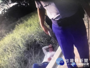 警方發現男子下車換胎，卻因罹患骨刺疼痛難耐，摔倒路旁草叢動彈不得。